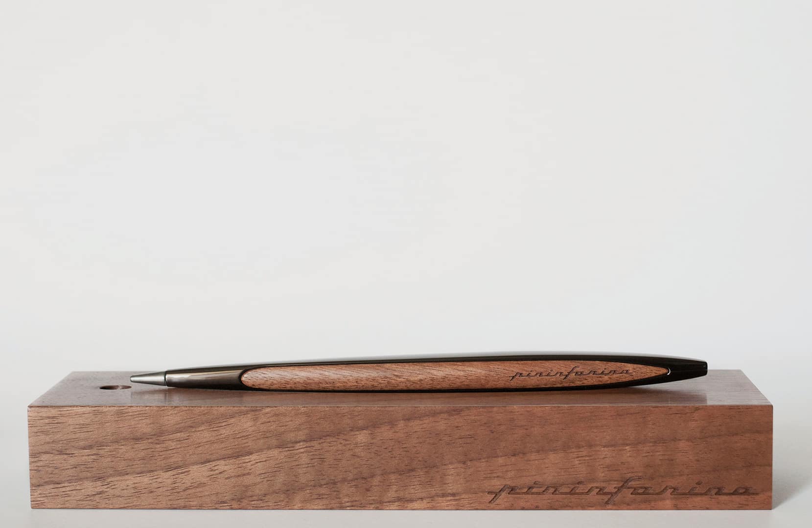 CMF design per Cambiano Pininfarina, colori con schema monocromatico, materiali metallici placcati o opachi
