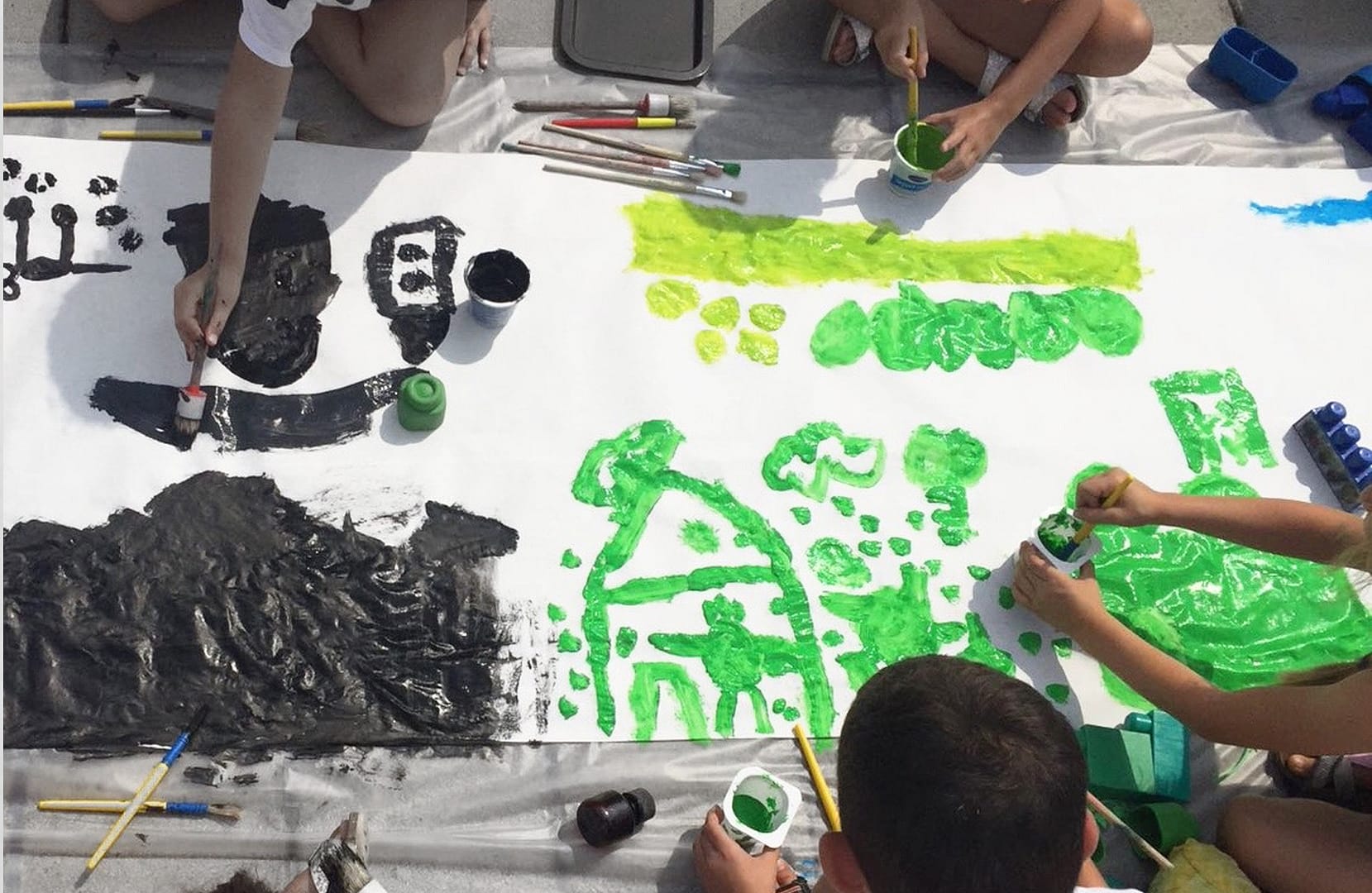 Workshop sulla capacità di discriminare i colori, i bambini creano una tela che illustra i colori e le loro sfumature